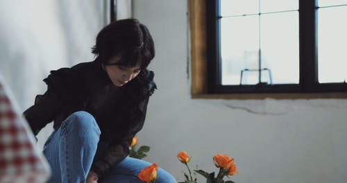 有关女人, 室内, 绑鞋带的免费素材视频