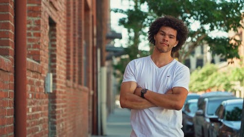 有关人, 人行道, 双臂交叉的免费素材视频