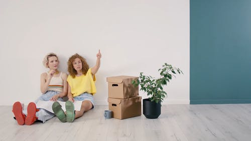 有关地板, 坐, 女性的免费素材视频