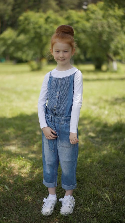 有关垂直视频, 女孩, 小孩的免费素材视频