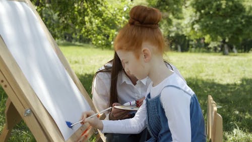 有关丙烯酸涂料, 儿童, 女人的免费素材视频