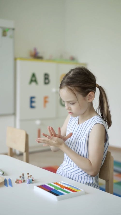 有关坐, 垂直视频, 女孩的免费素材视频