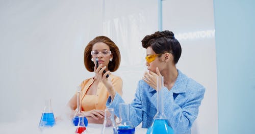 有关化学制品, 实验室玻璃器皿, 实验的免费素材视频