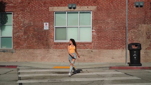 有关人行道, 女人, 性能的免费素材视频