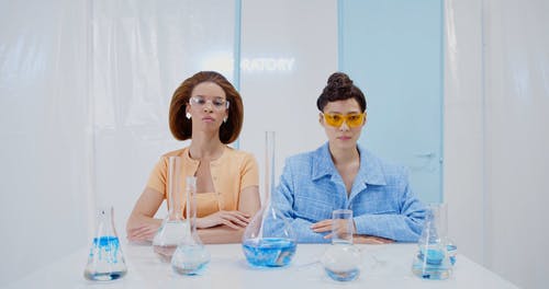 有关坐, 实验室玻璃器皿, 实验室的免费素材视频