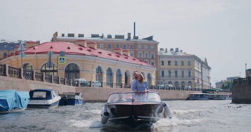 有关一对, 乘船游览, 建筑的免费素材视频