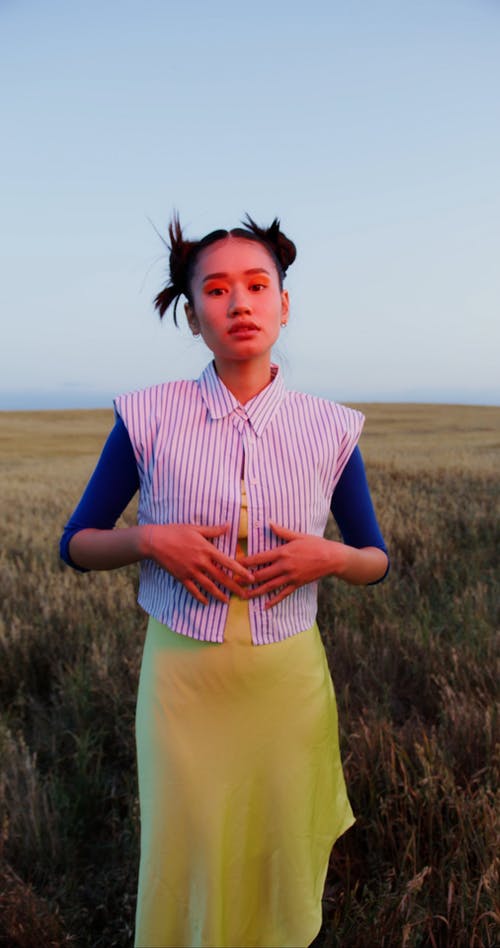 有关垂直视频, 女人, 户外的免费素材视频