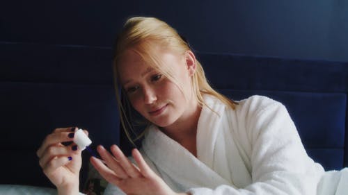 有关女人, 床, 把的免费素材视频