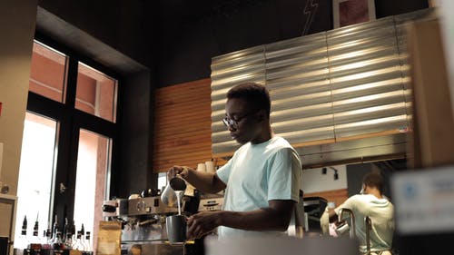 有关人, 倒入, 咖啡制作的免费素材视频