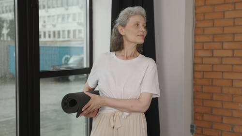 有关女人, 微笑, 握住的免费素材视频