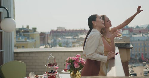 有关从阳台上看, 坐, 女性的免费素材视频