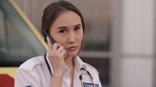 有关严肃, 在电话上交谈, 女人的免费素材视频