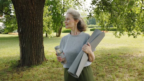 有关女人, 微笑, 握住的免费素材视频