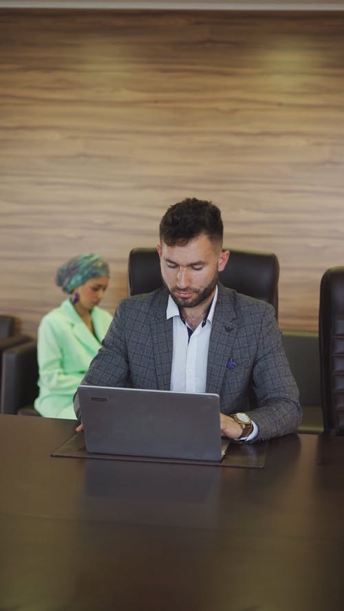 有关人, 坐, 垂直视频的免费素材视频