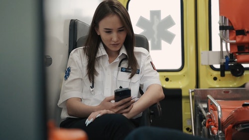 有关3C用品,坐,女人的免费素材视频