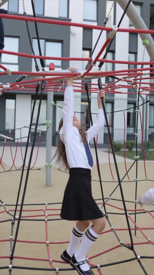 一个女孩挂在丛林健身房 · 免费素材视频