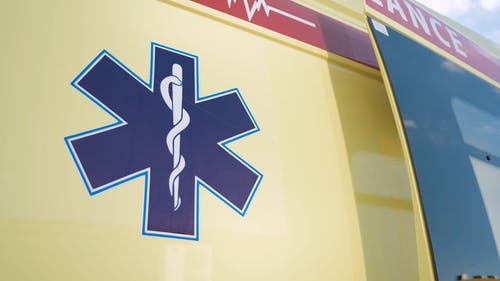 救护车上的蓝色医疗贴纸 · 免费素材视频