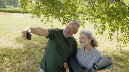 有关一对, 微笑, 握住的免费素材视频