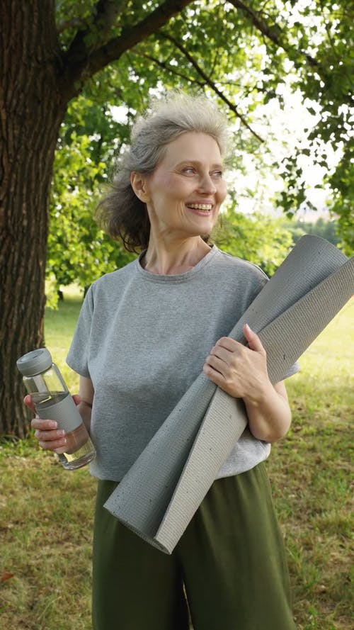 有关不倒翁, 垂直视频, 微笑的免费素材视频