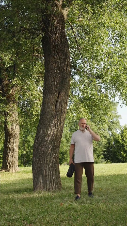 有关人, 在电话上交谈, 垂直视频的免费素材视频