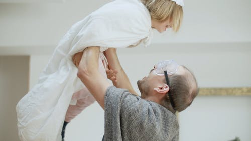 有关＃室内, 吻, 回转的免费素材视频