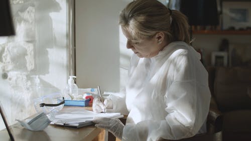 有关个人保护设备, 保护, 冠状病毒的免费素材视频