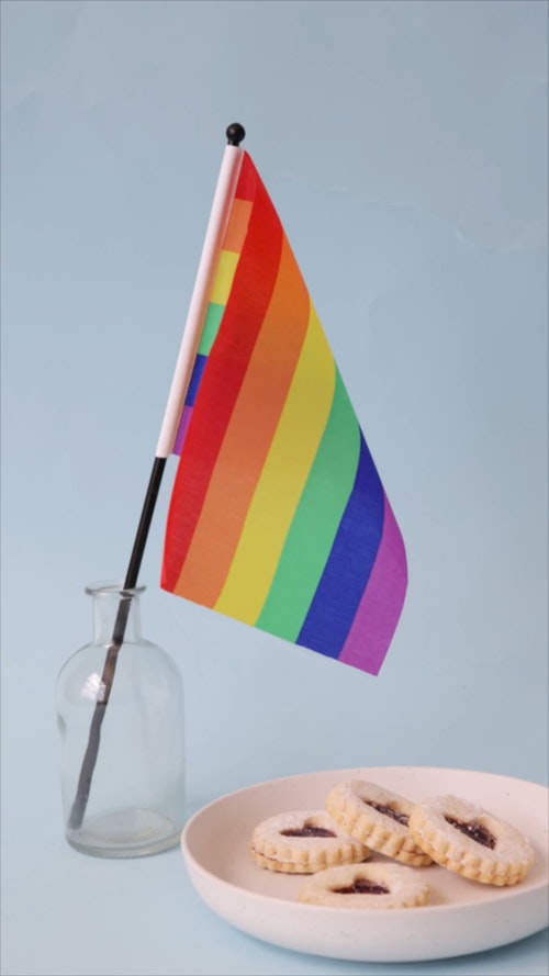 有关垂直视频,彩虹旗,灰色的背景的免费素材视频