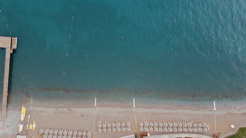 有关头顶射击, 岸边, 木栈道的免费素材视频