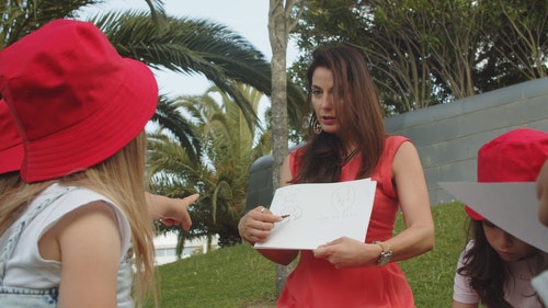 有关儿童,商量,坐的免费素材视频