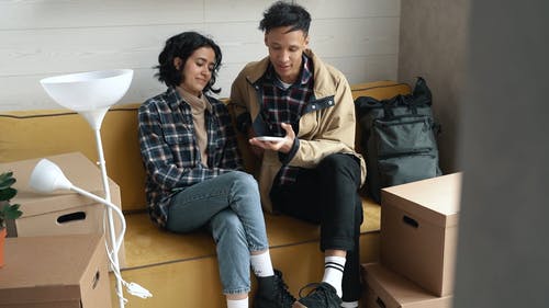 有关一对, 公寓, 坐的免费素材视频