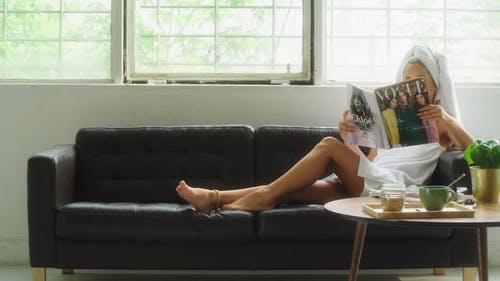 有关人, 包裹, 咖啡桌的免费素材视频