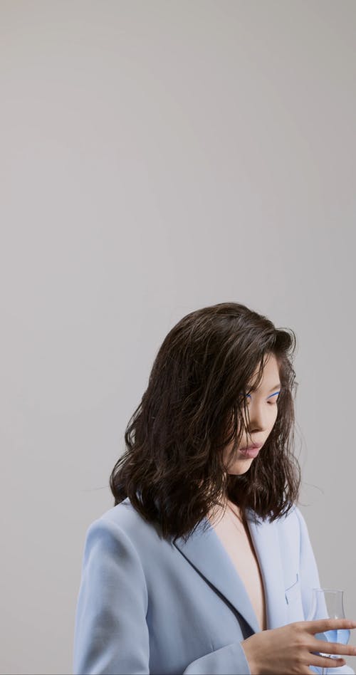 有关喝, 垂直视频, 握住的免费素材视频