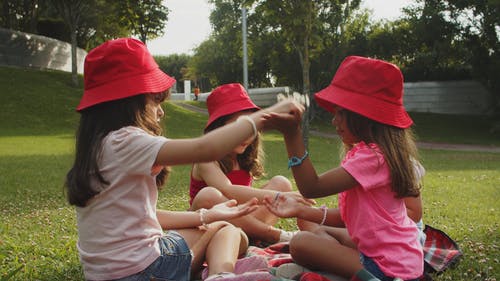 有关@户外, 儿童, 坐的免费素材视频