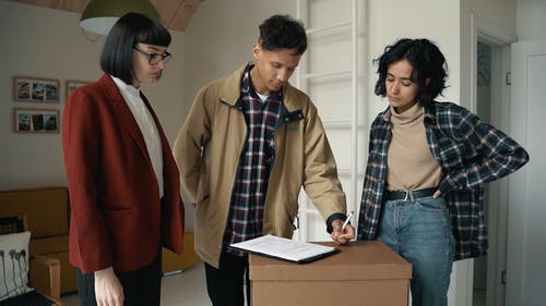 有关协议, 在家, 女性的免费素材视频