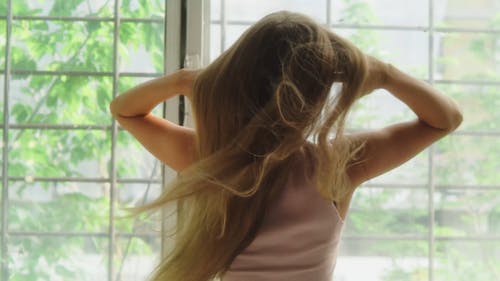 有关女人, 微笑, 抚摸头发的免费素材视频