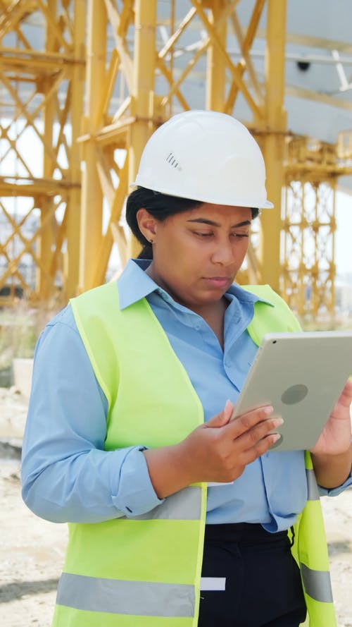 有关3C用品, 使用平板电脑, 垂直视频的免费素材视频