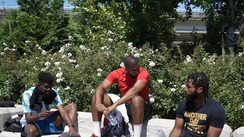 有关坐, 大笑, 户外的免费素材视频