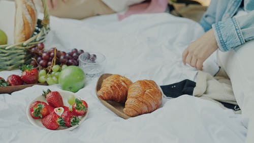 有关一起, 坐, 微笑的免费素材视频