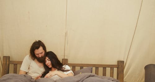 有关一对, 床, 手的免费素材视频