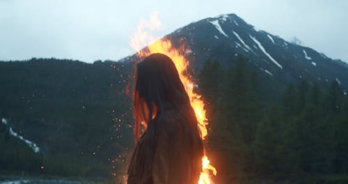 有关女人, 柴火, 树木的免费素材视频