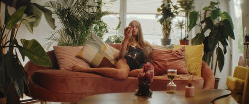 有关在家, 坐, 女人的免费素材视频