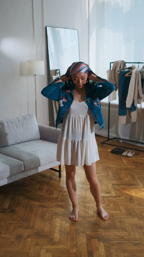 有关休闲服, 垂直视频, 摆姿势的免费素材视频