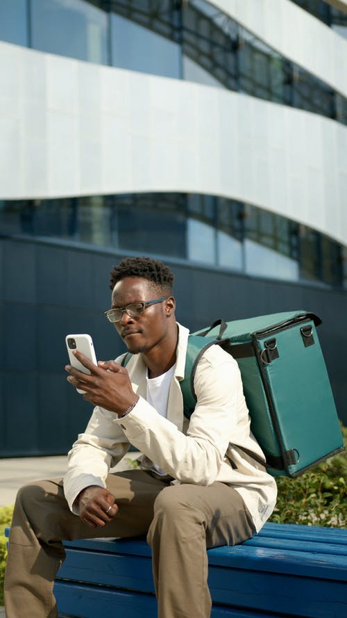 有关人, 坐, 垂直视频的免费素材视频