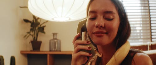 有关python, 在讲电话, 坐的免费素材视频