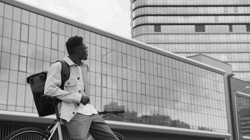 有关坐, 建筑, 灰阶的免费素材视频