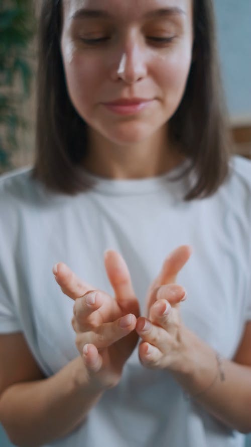 有关保湿, 垂直视频, 女人的免费素材视频