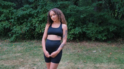 有关修理头发, 女人, 户外的免费素材视频