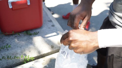 有关冰, 冷却器, 手的免费素材视频