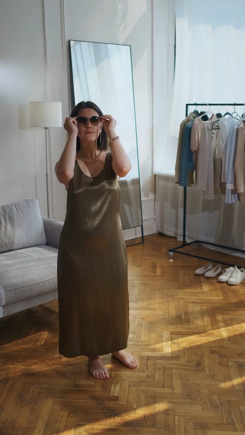 有关休闲服, 垂直视频, 墨镜的免费素材视频