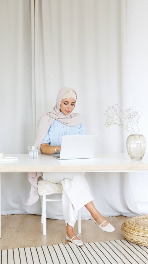 有关人, 坐, 垂直视频的免费素材视频